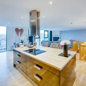 Spacious 3-bed Penthouse With Sky Line Views , Sheffield United Kingdom